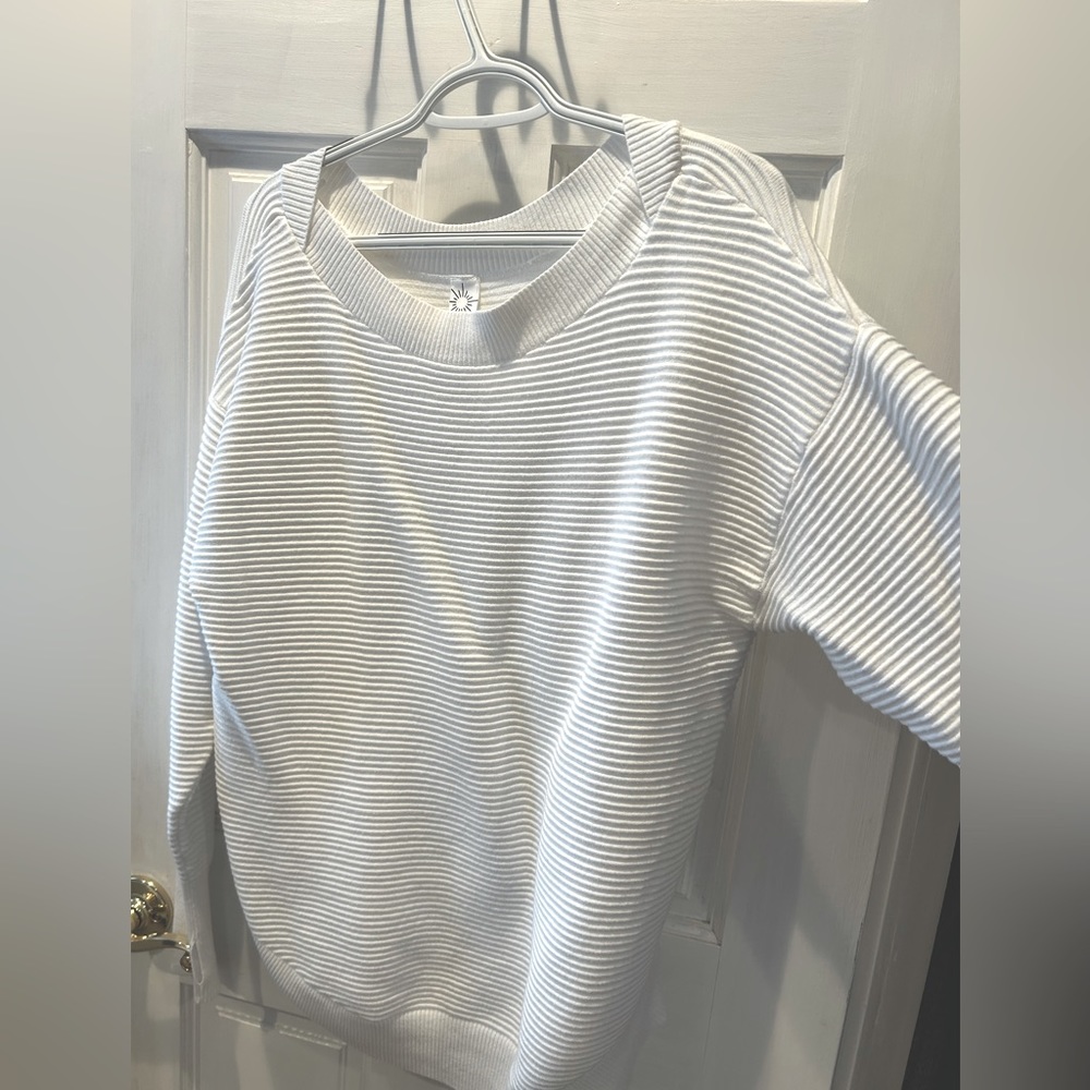 White Size Small (Oversized) Offline by Arie sweater